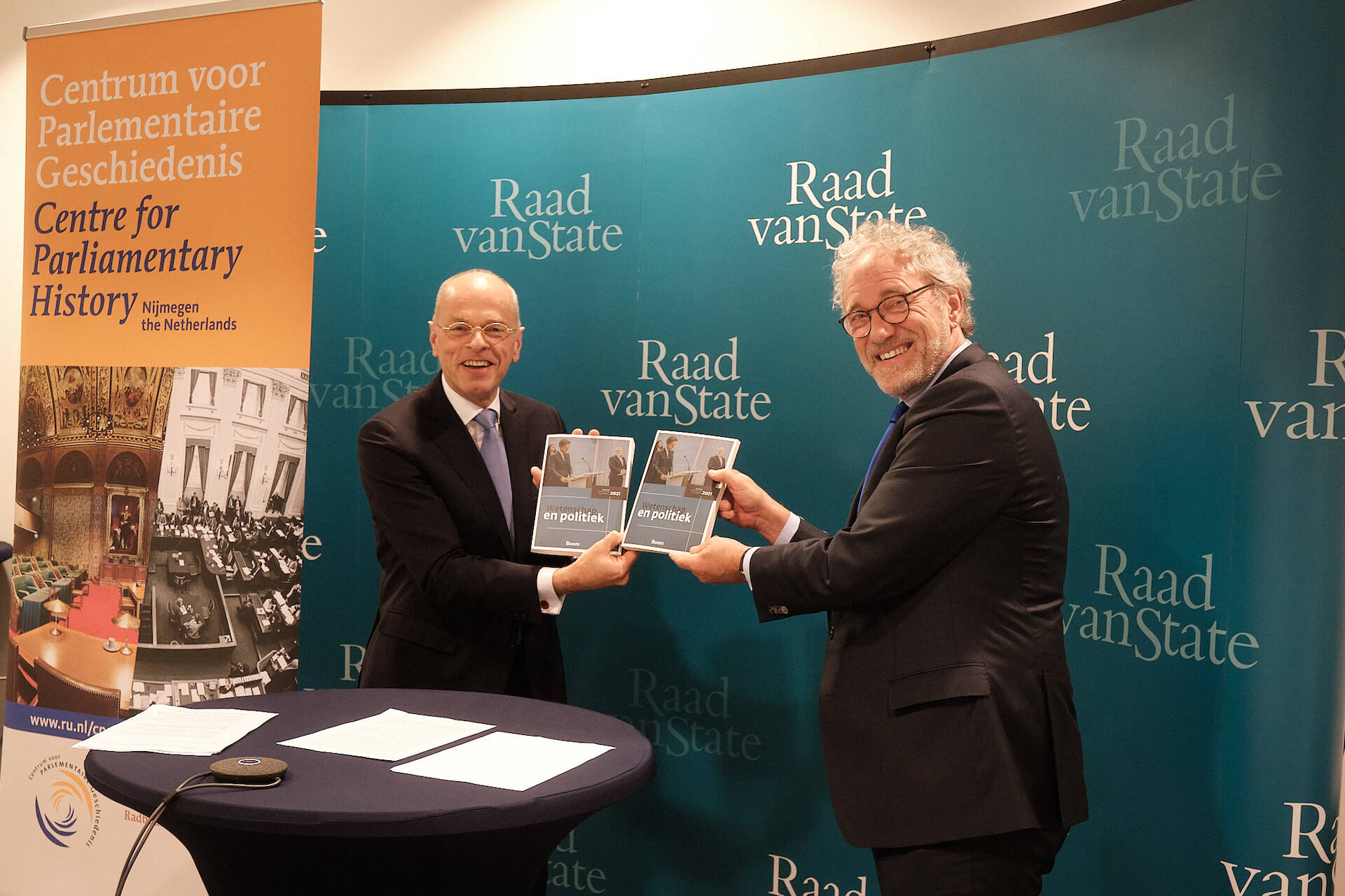 De Voorzitter van de Eerste Kamer, Jan Anthonie Bruijn, heeft dinsdag mede namens de Voorzitter van de Tweede Kamer, Vera Bergkamp, uit handen van Thom de Graaf de eerste twee exemplaren in ontvangst genomen van de 23e editie van het Jaarboek Parlementaire Geschiedenis.