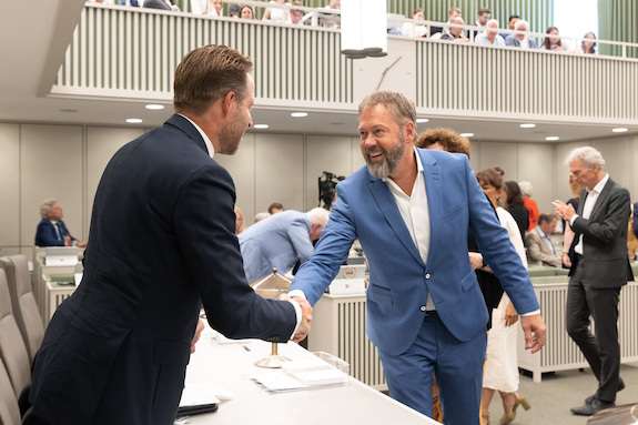 Senator Kemperman (rechts) in 2024 met demissionair minister De Jonge na debat over de Huurwet