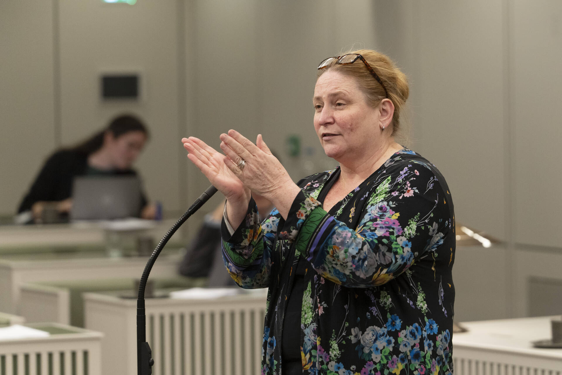 Senator Fiers (GroenLinks-PvdA) bij de interruptiemicrofoon