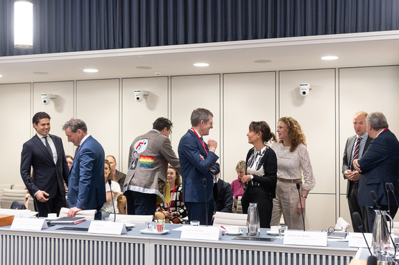 Deskundigen en senatoren bij aanvang van de bijeenkomst