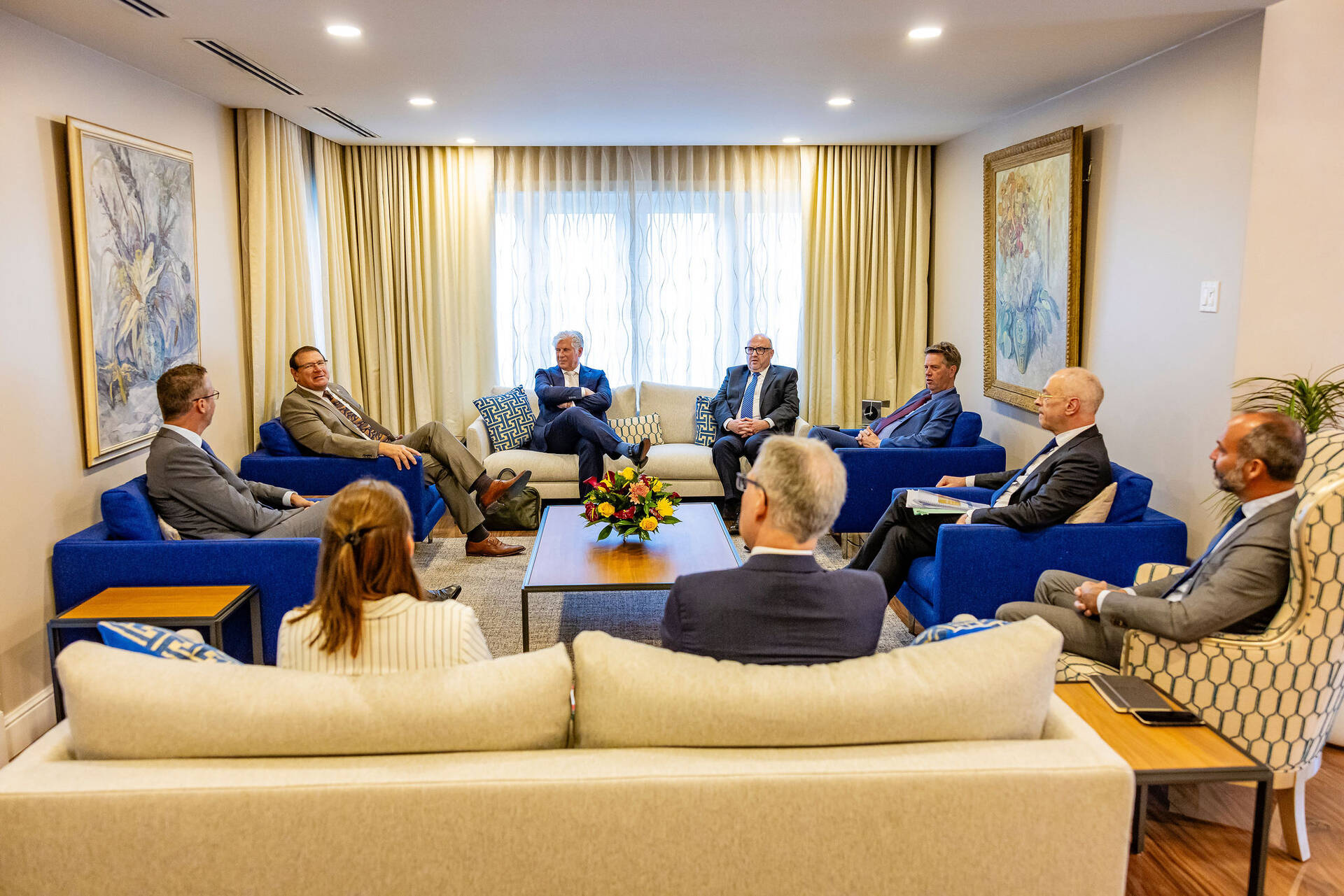 Voorzitters tijdens een kennismakingsgesprek met Alfonso Boekhoudt, gouverneur van Aruba