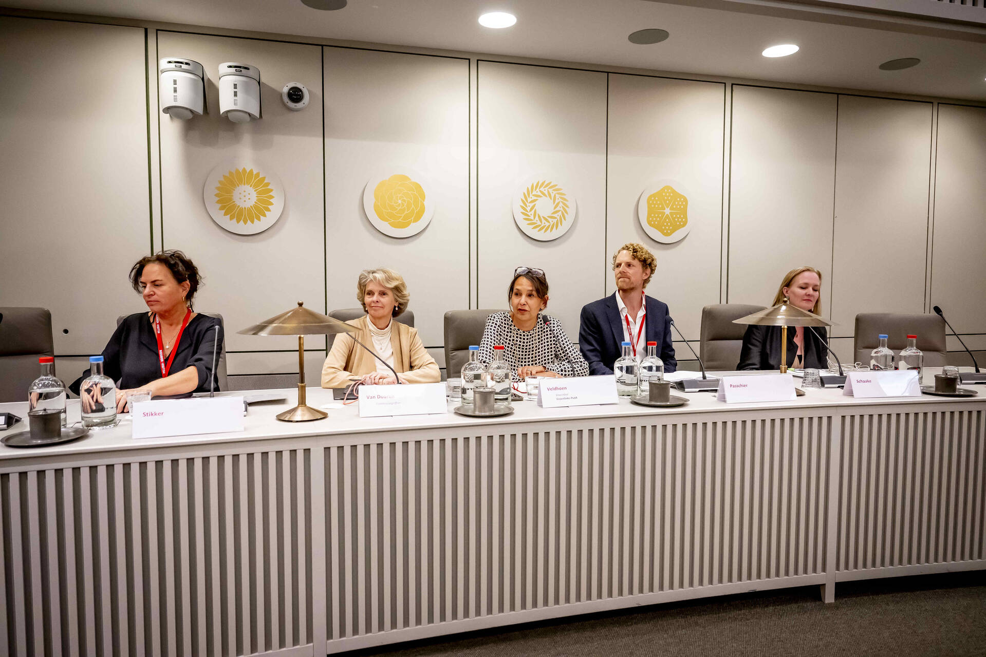 V.l.n.r.: Marleen Stikker, Kim van Dooren (griffier), Gala Veldoen (voorzitter, GroenLinks-PvdA), Reijer Passchier en Marietje Schaake