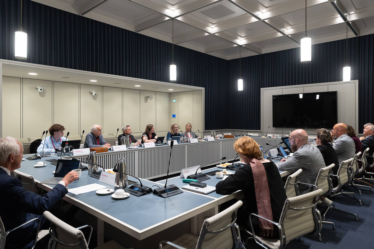 De commissie voor Onderwijs, Cultuur en Wetenschap (OCW) in gesprek met de Onderwijsraad.