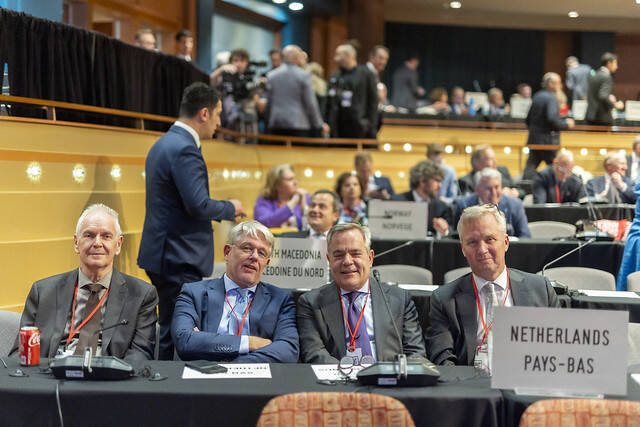 (Deel van) De Nederlandse delegatie in de zaal