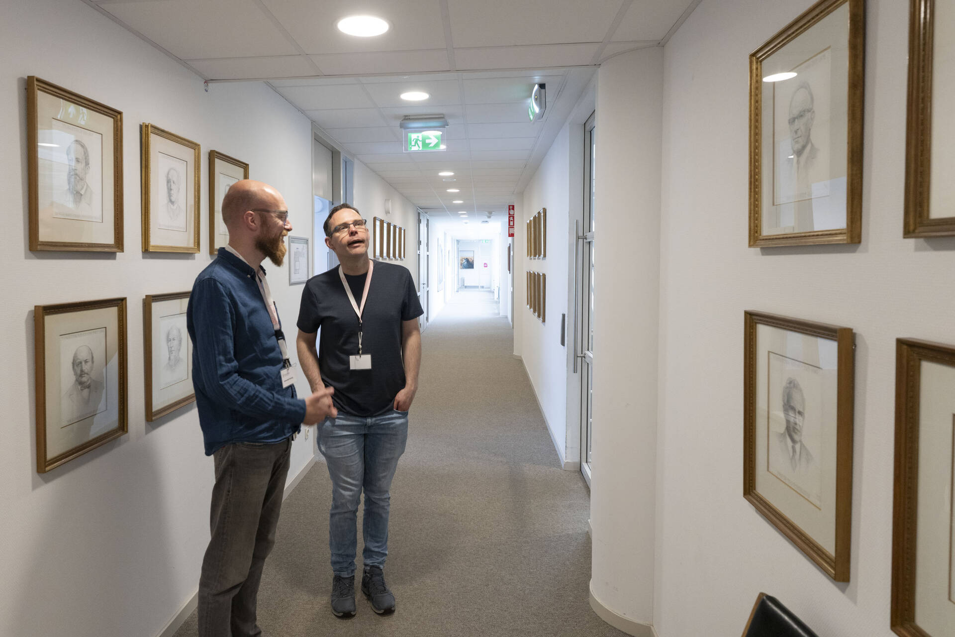 Collega Jeron den Hartog met stagiair Bart bij de portretten van de oud-Voorzitters van de Eerste Kamer.