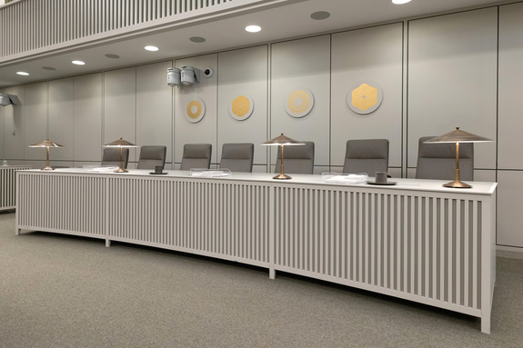 De regeringstafel in de plenaire zaal van de Eerste Kamer