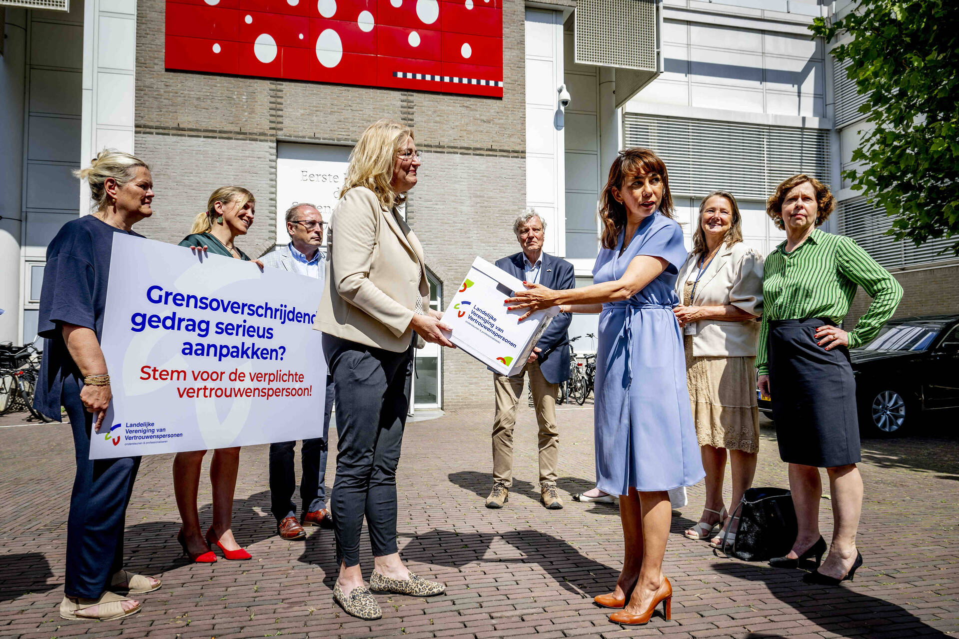 Senator Mei Li Vos nam de petitie van de Landelijke Vereniging van Vertrouwenspersonen in ontvangst.