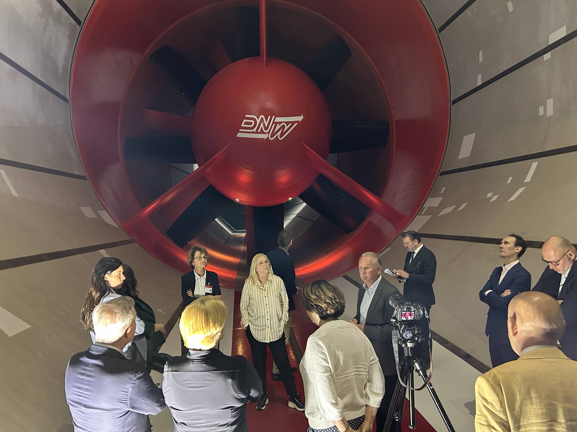 De senatoren kregen uitleg over de werking van een windtunnel