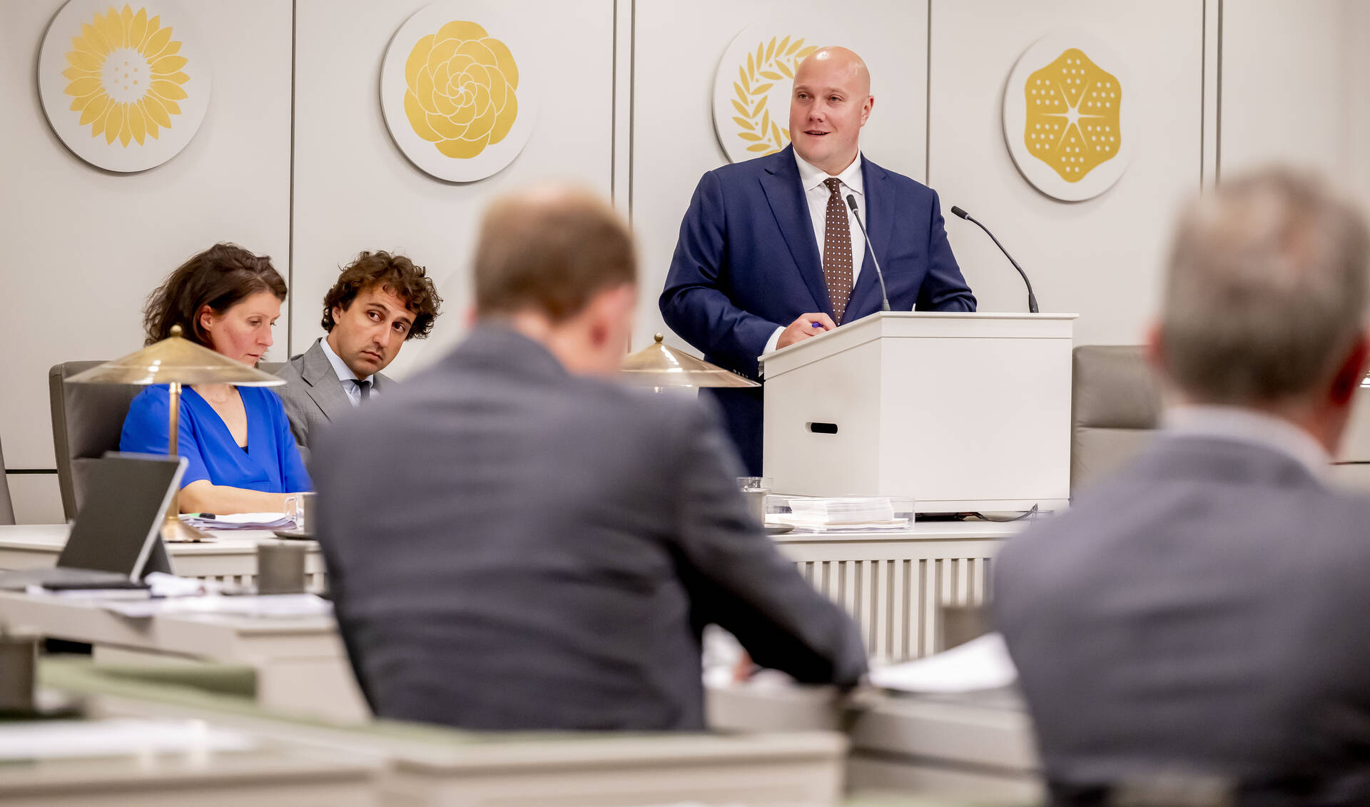 Demissionair staatssecretaris Aartsen tijdens het debat op 30 juni 2025