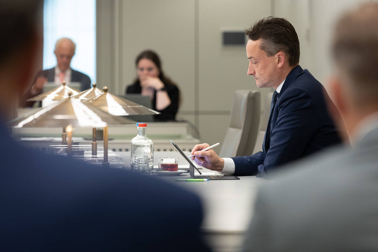 Demissionair staatssecretaris Van Oostenbruggen tijdens het debat op 7 juli 2025