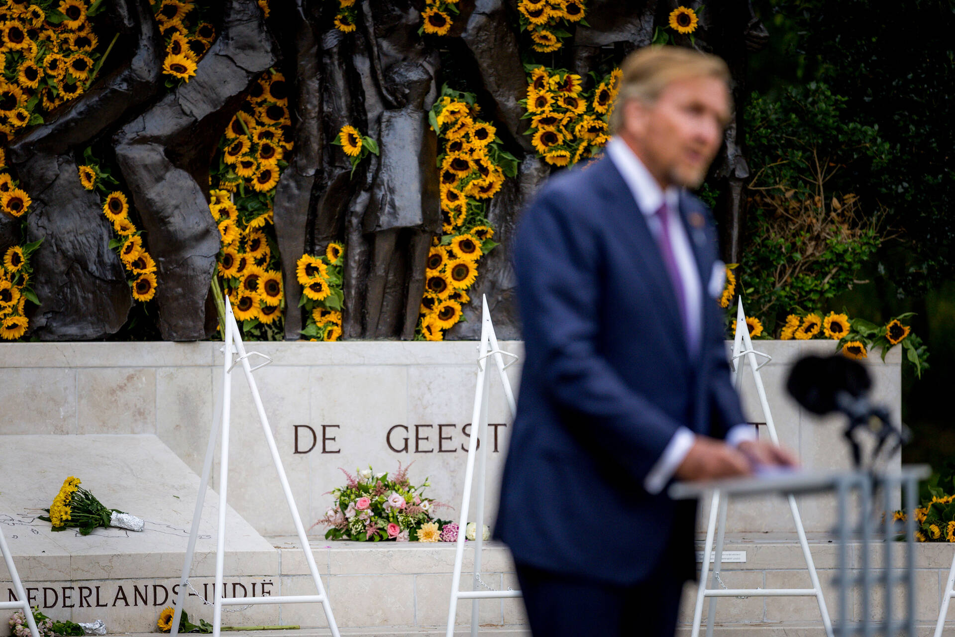 Koning Willem-Alexander houdt een toespraak bij het Indisch Monument