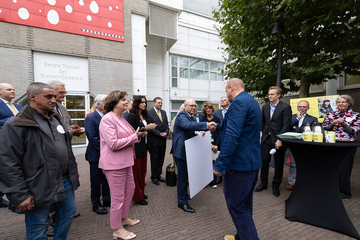 Commissievoorzitter I&A/JBZ Raad Alexander van Hattem (PVV) neemt een van de petities in ontvangst