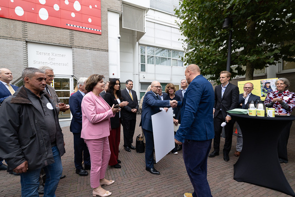 Commissievoorzitter I&A/JBZ Raad Alexander van Hattem (PVV) neemt een van de petities in ontvangst