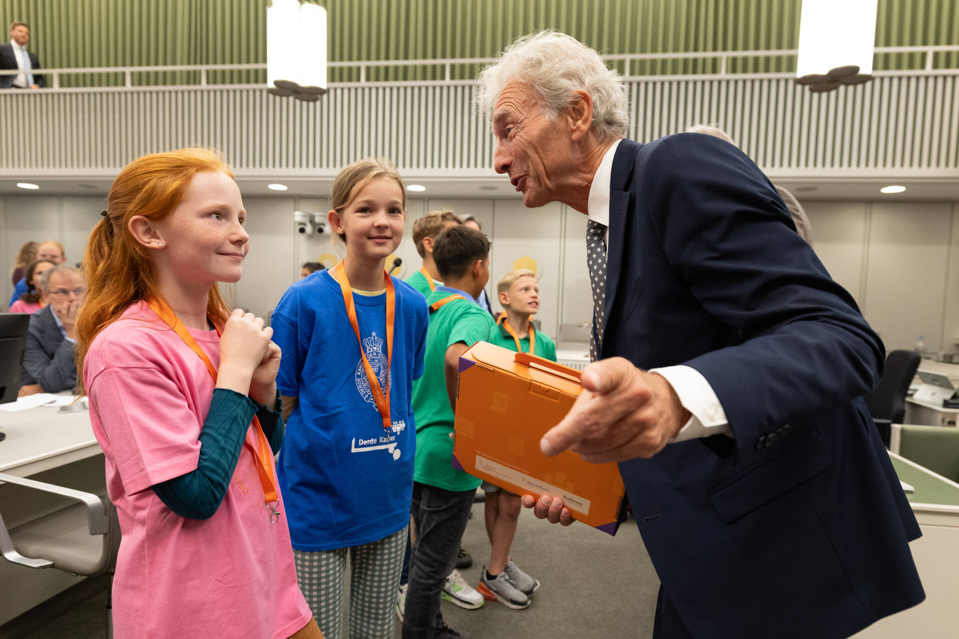 Fractievoorzitter Rosenmöller (GroenLinks-PvdA) met leerlingen