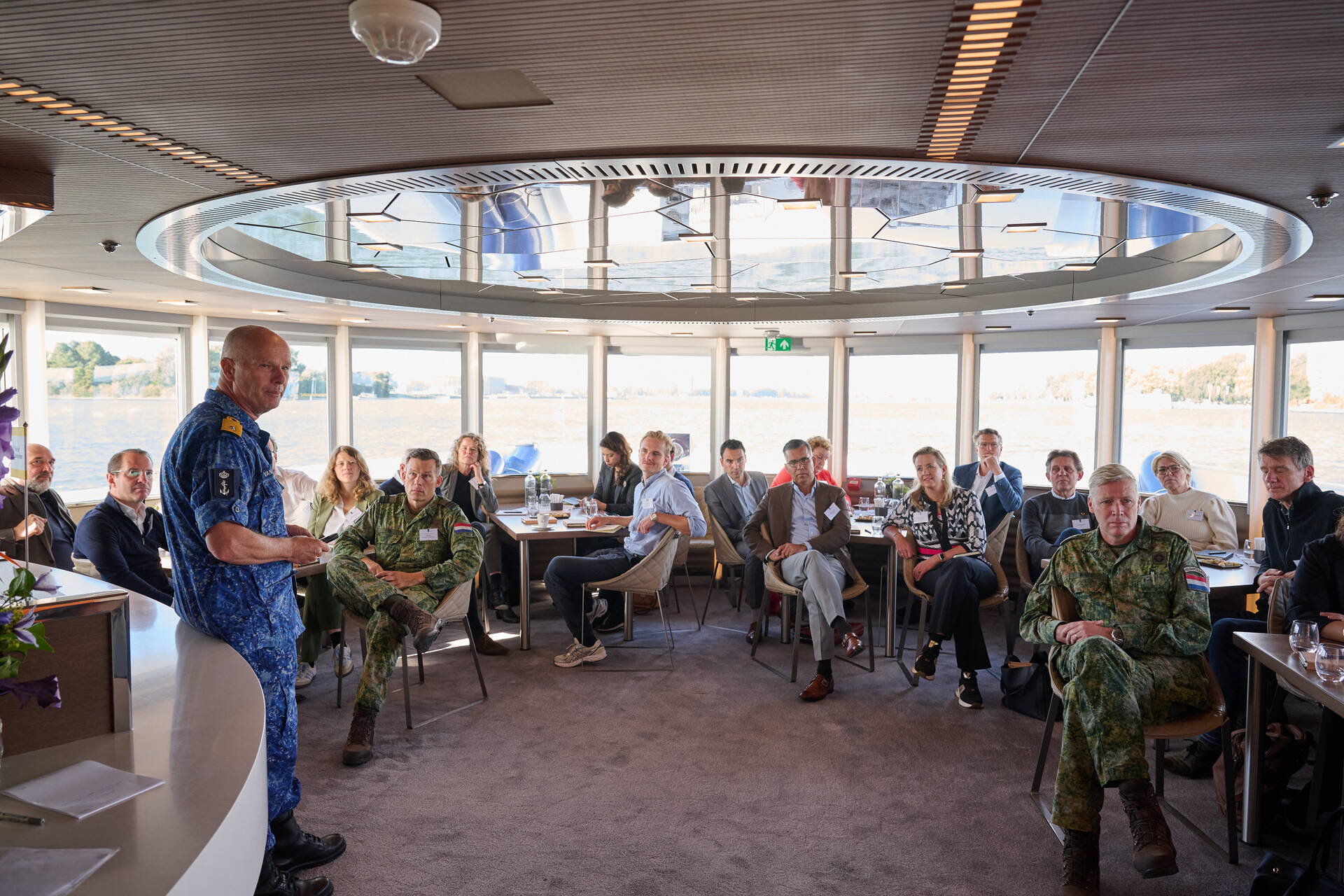 Leden van de commissie Buitenlandse Zaken, Defensie en Ontwikkelingshulp op bezoek bij het Defensie Ondersteuningscommando