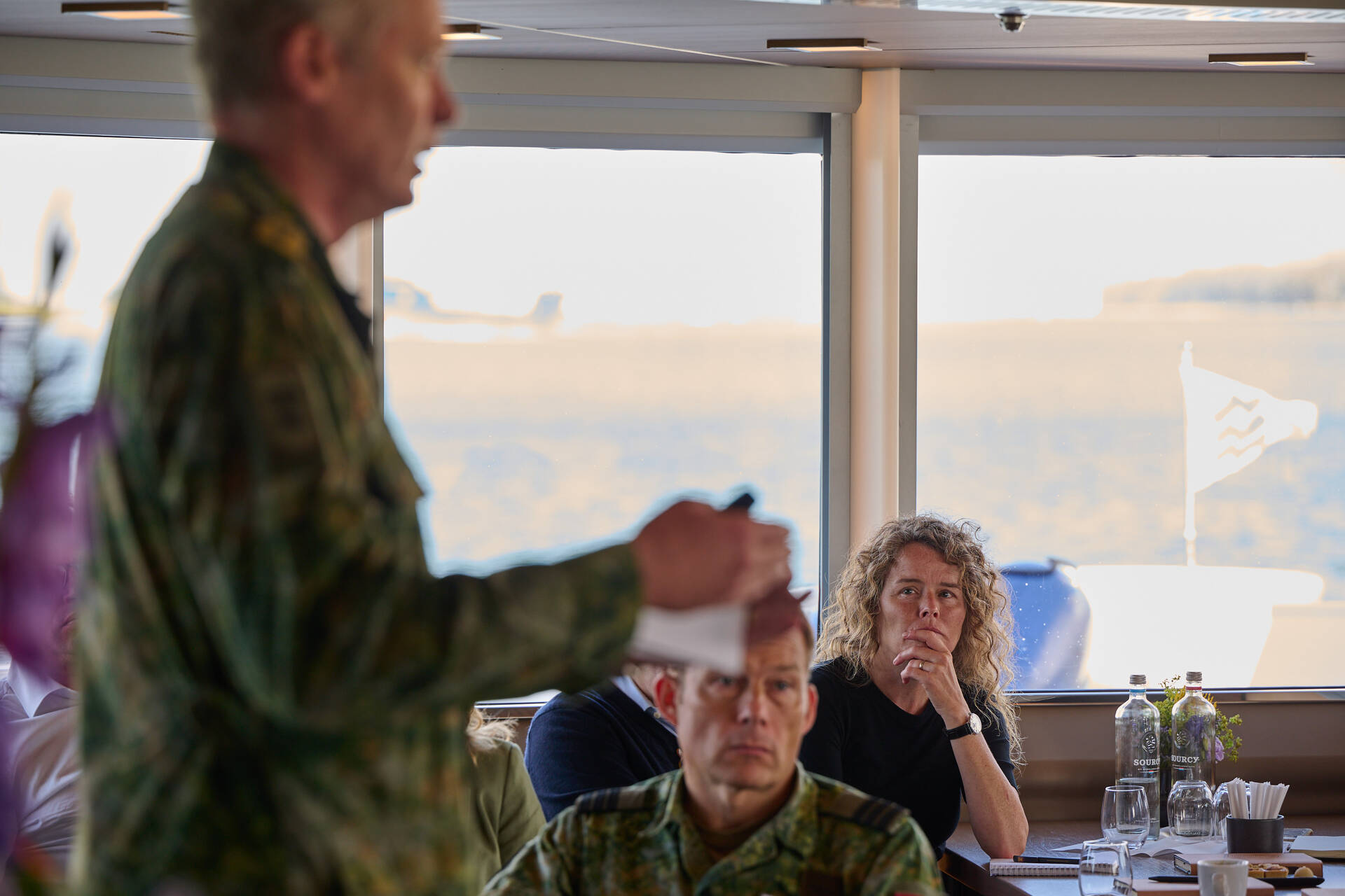 Leden van de commissie Buitenlandse Zaken, Defensie en Ontwikkelingshulp op bezoek bij het Defensie Ondersteuningscommando