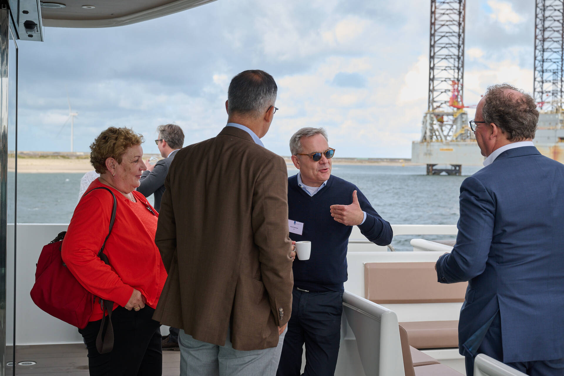 Leden van de commissie Buitenlandse Zaken, Defensie en Ontwikkelingshulp op bezoek bij het Defensie Ondersteuningscommando