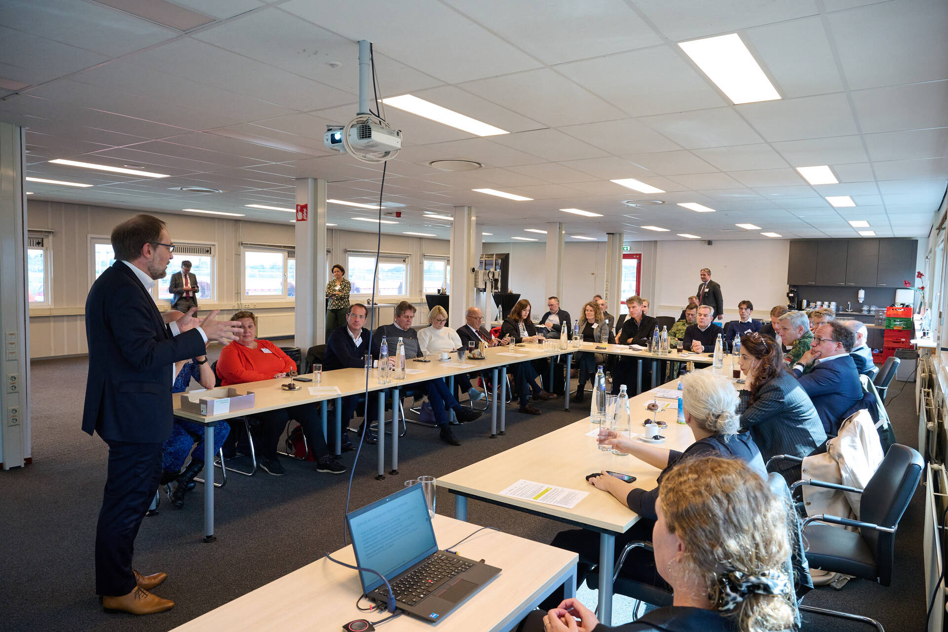 Leden van de commissie Buitenlandse Zaken, Defensie en Ontwikkelingshulp op bezoek bij het Defensie Ondersteuningscommando