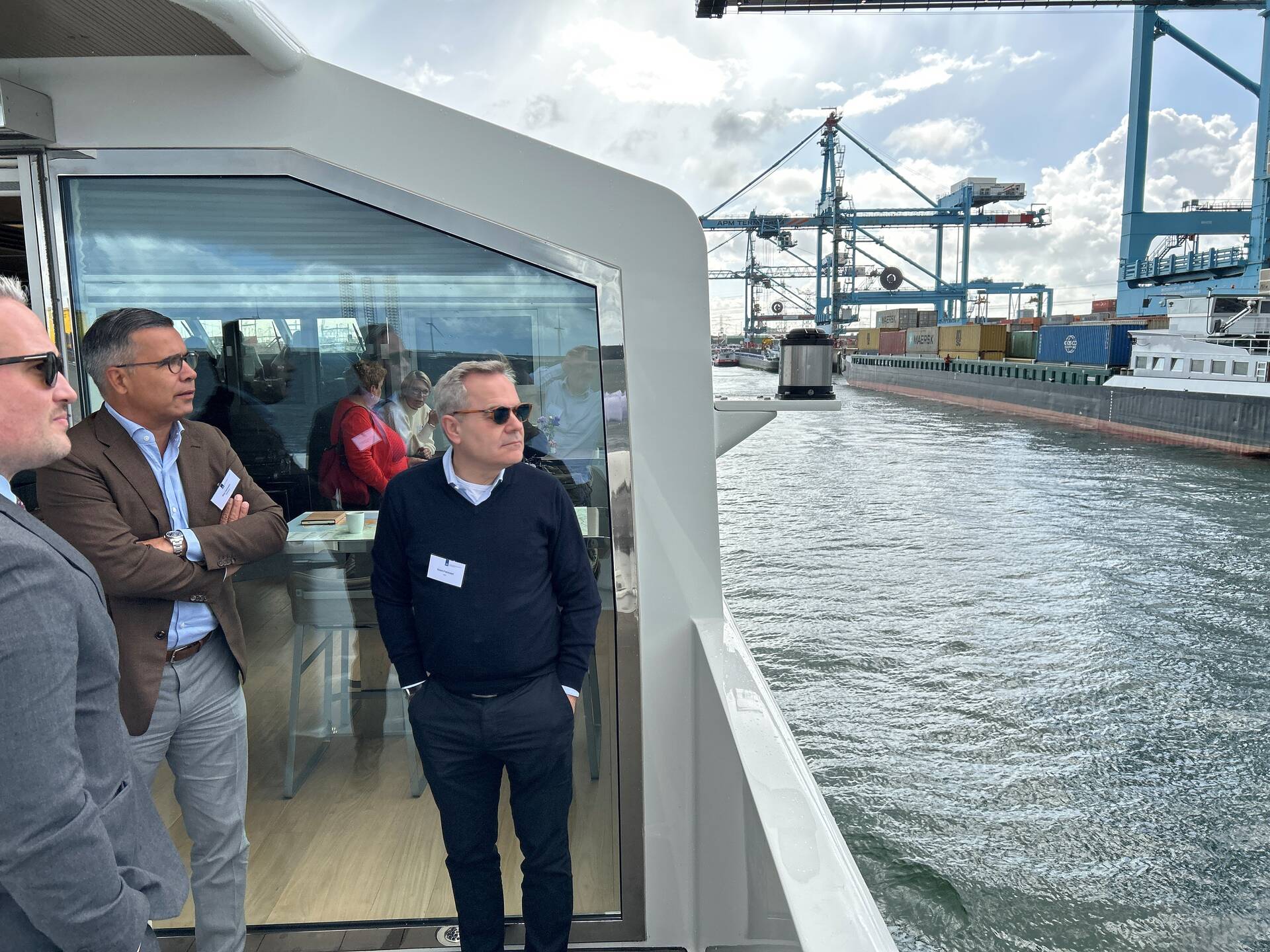 Leden van de commissie Buitenlandse Zaken, Defensie en Ontwikkelingshulp op bezoek bij het Defensie Ondersteuningscommando