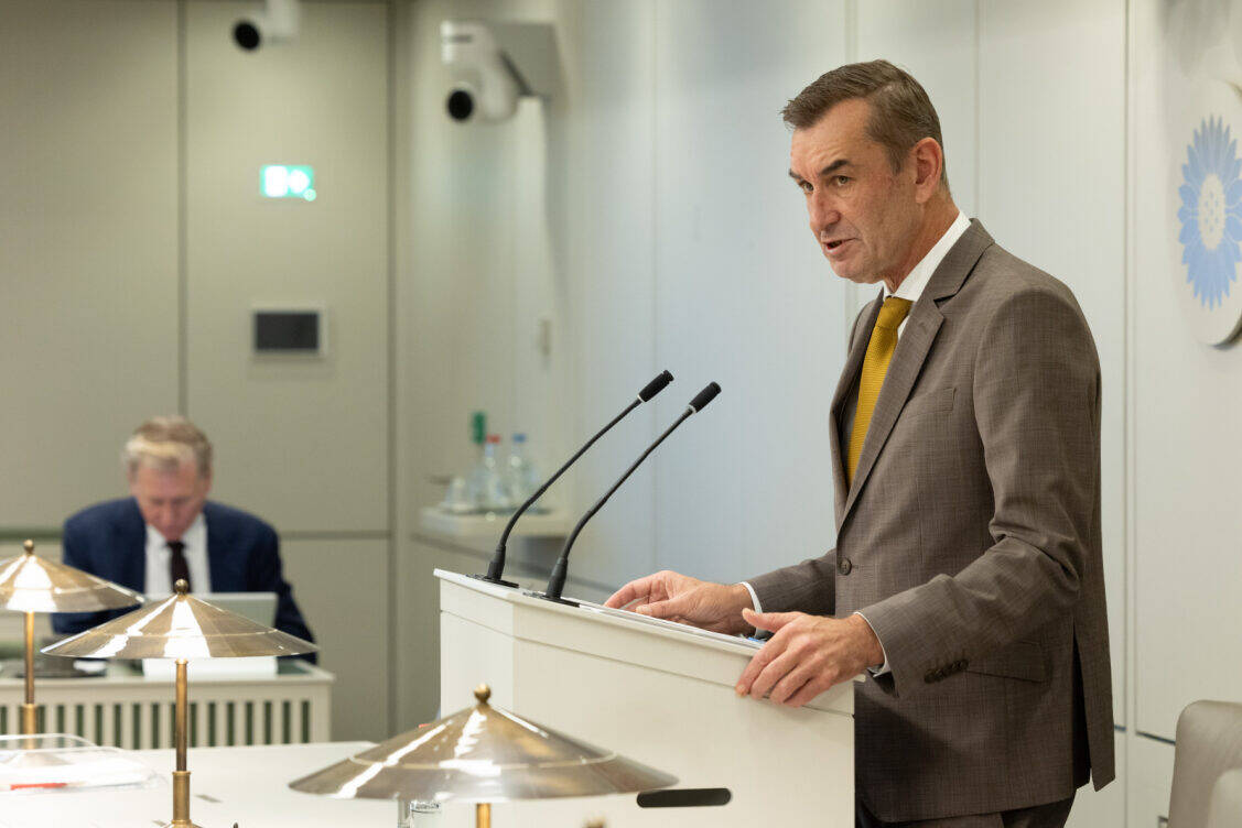 Demissionair staatssecretaris Van Marum beantwoordt vragen van senatoren