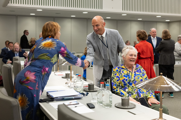 Demissionair staatssecretaris Tielen begroet senatoren voorafgaand aan het debat op 30 september 2025