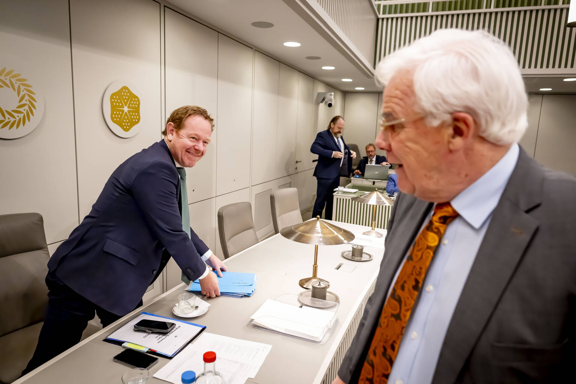 Minister Van Weel met senator Van Ballekom (VVD)