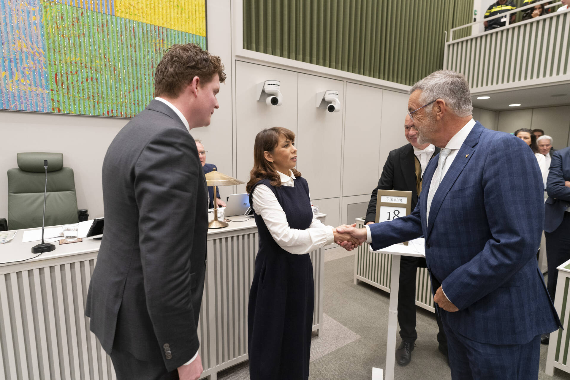 Eerste Kamervoorzitter Mei Li Vos feliciteert de nieuwe senatoren