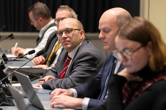 Voorzitter Van Hattem (PVV) van de commissie I&A/JBZ tijdens de vergadering van 13 januari