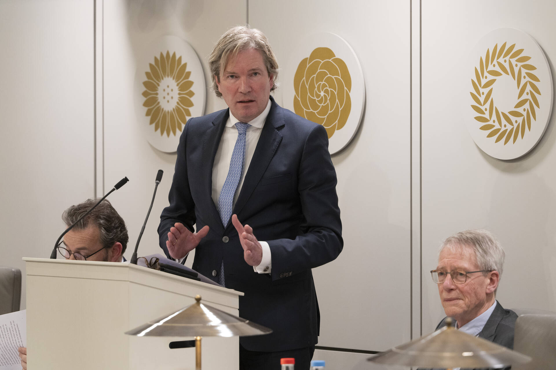 Demissionair minister Van Oosten tijdens het debat op 10 februari 2026