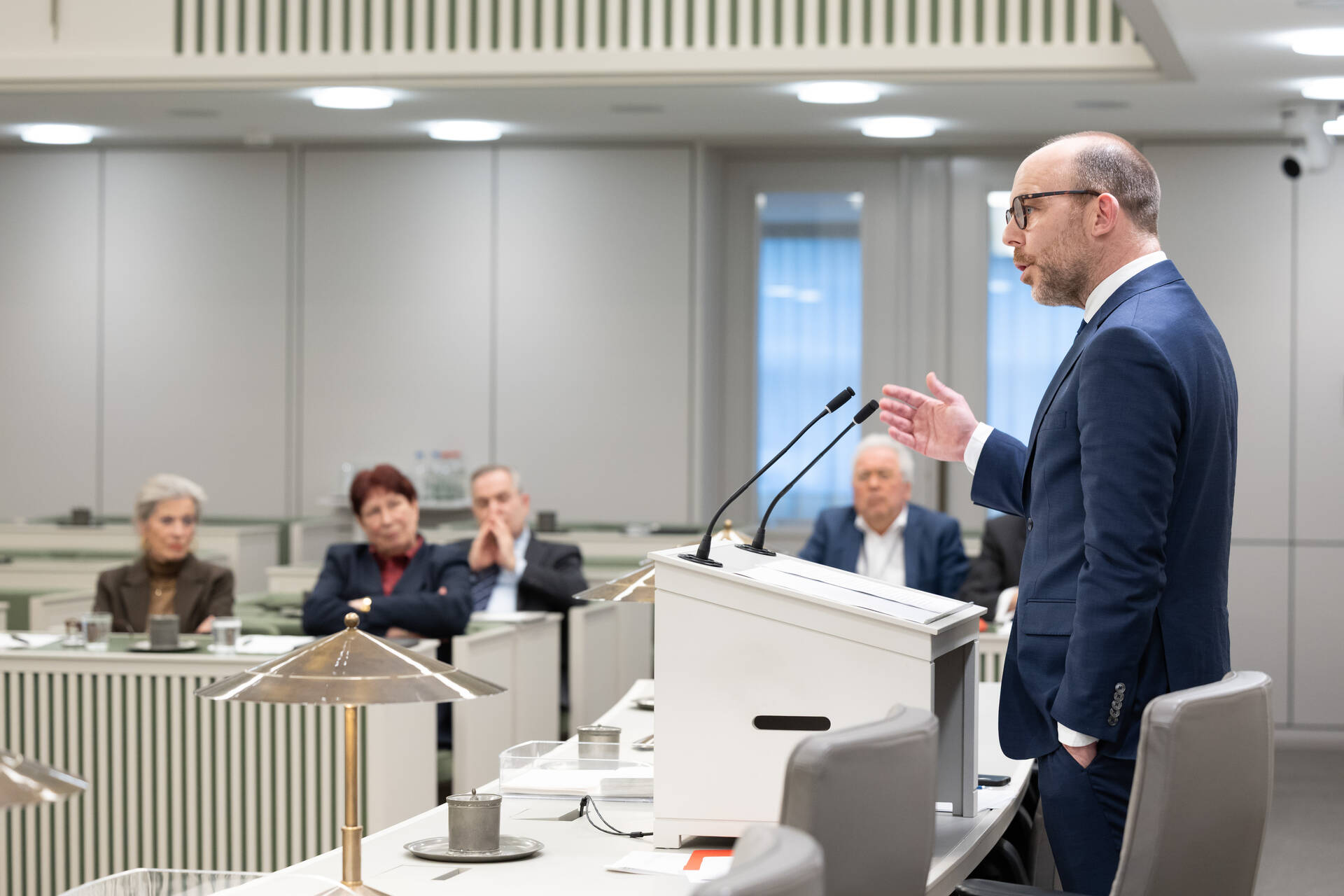 Minister Van den Brink van Asiel en Migratie beantwoordt de vragen van de Kamer