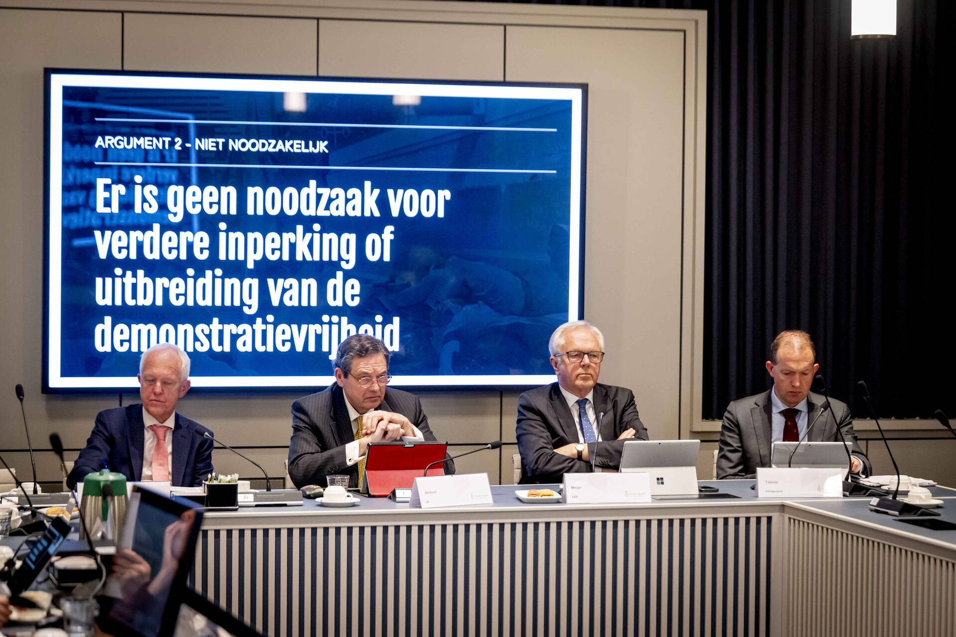 Senatoren luisteren naar de toelichting bij het WODC-rapport
