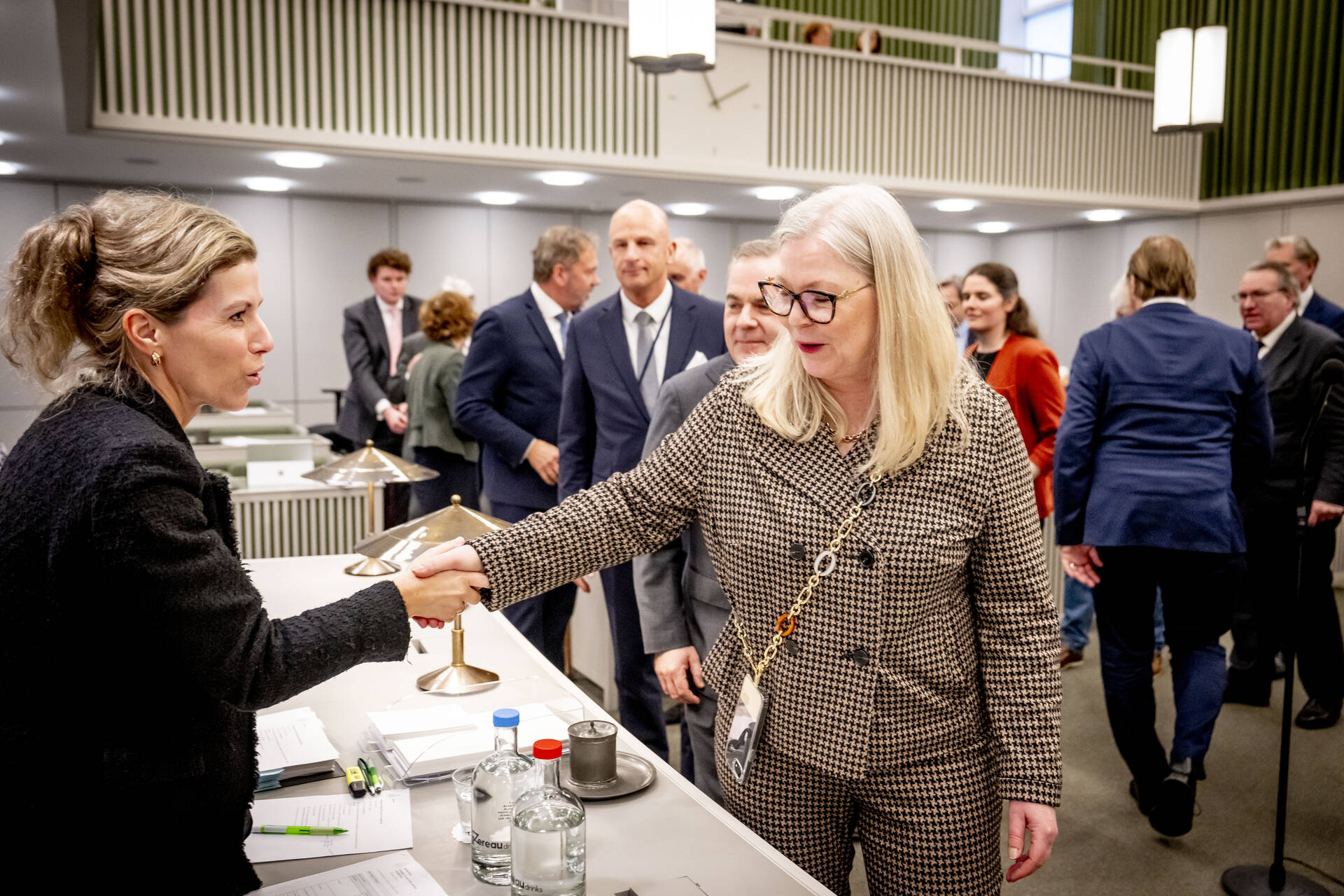 Senator Van Toorenburg (CDA - rechts) begroet de staatssecretaris