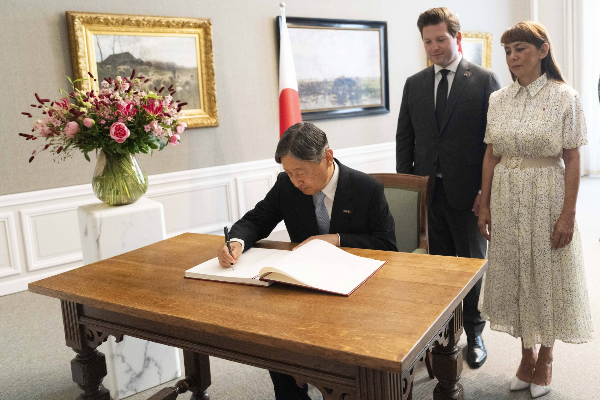 De Japanse keizer tekent het gastenboek