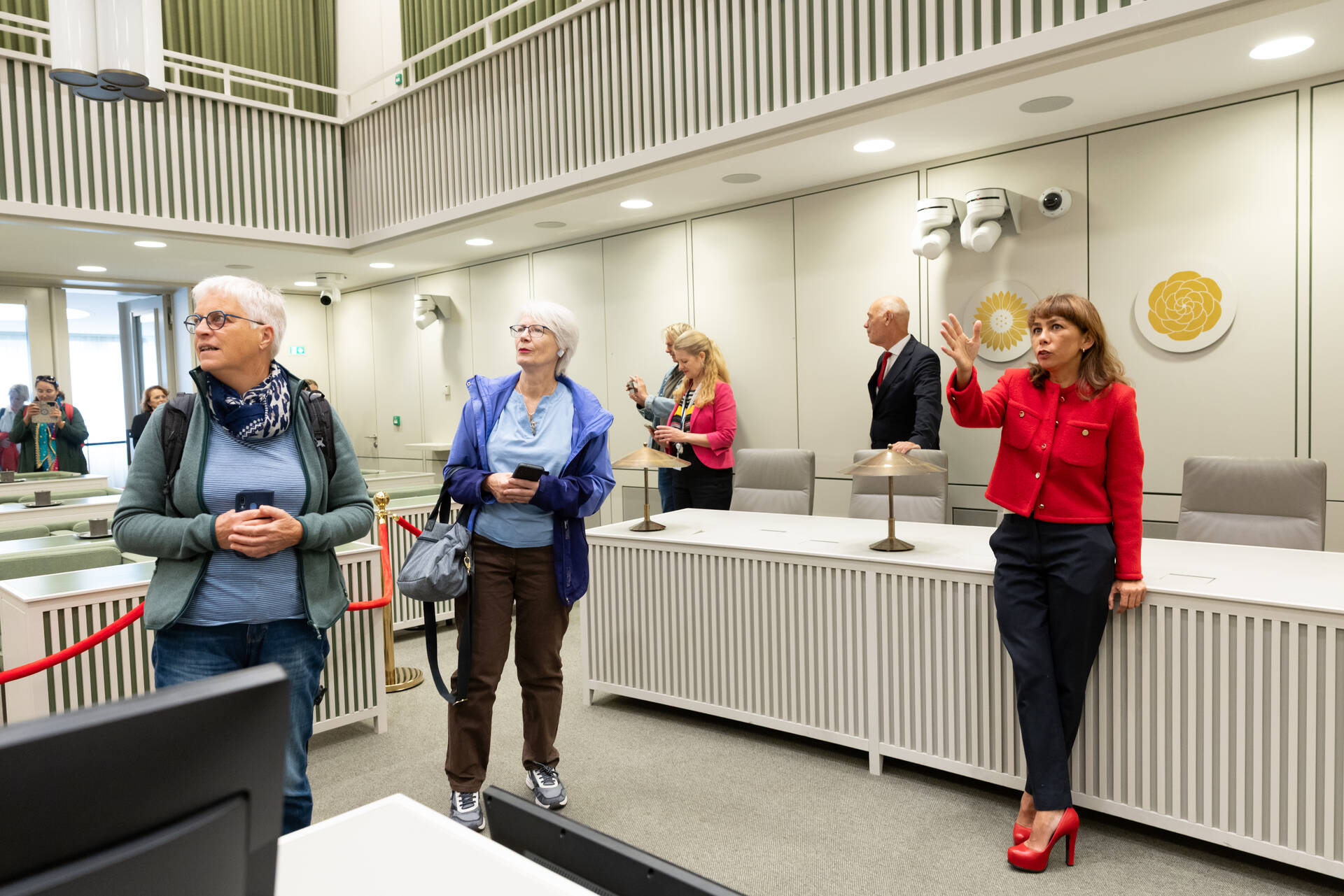 Voorzitter Mei Li Vos beantwoordt vragen van bezoekers tijdens Rondje Rechtsstaat 2025