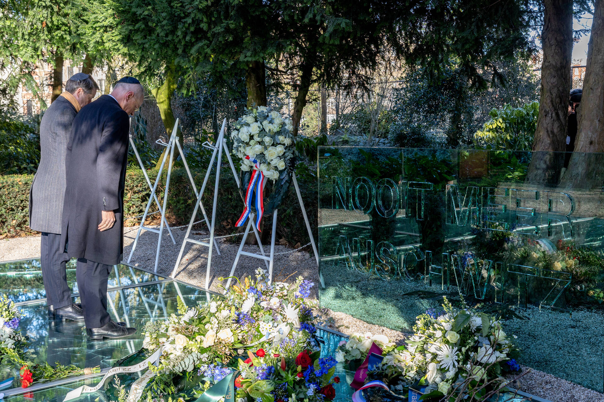 De Kamervoorzitters legden een krans namens de Staten-Generaal - 2