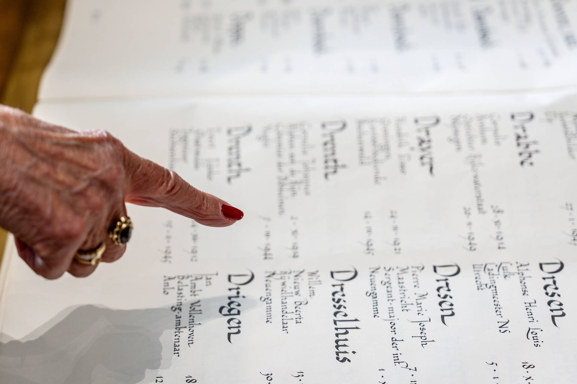 Nabestaande wijst naam aan op de Erelijst