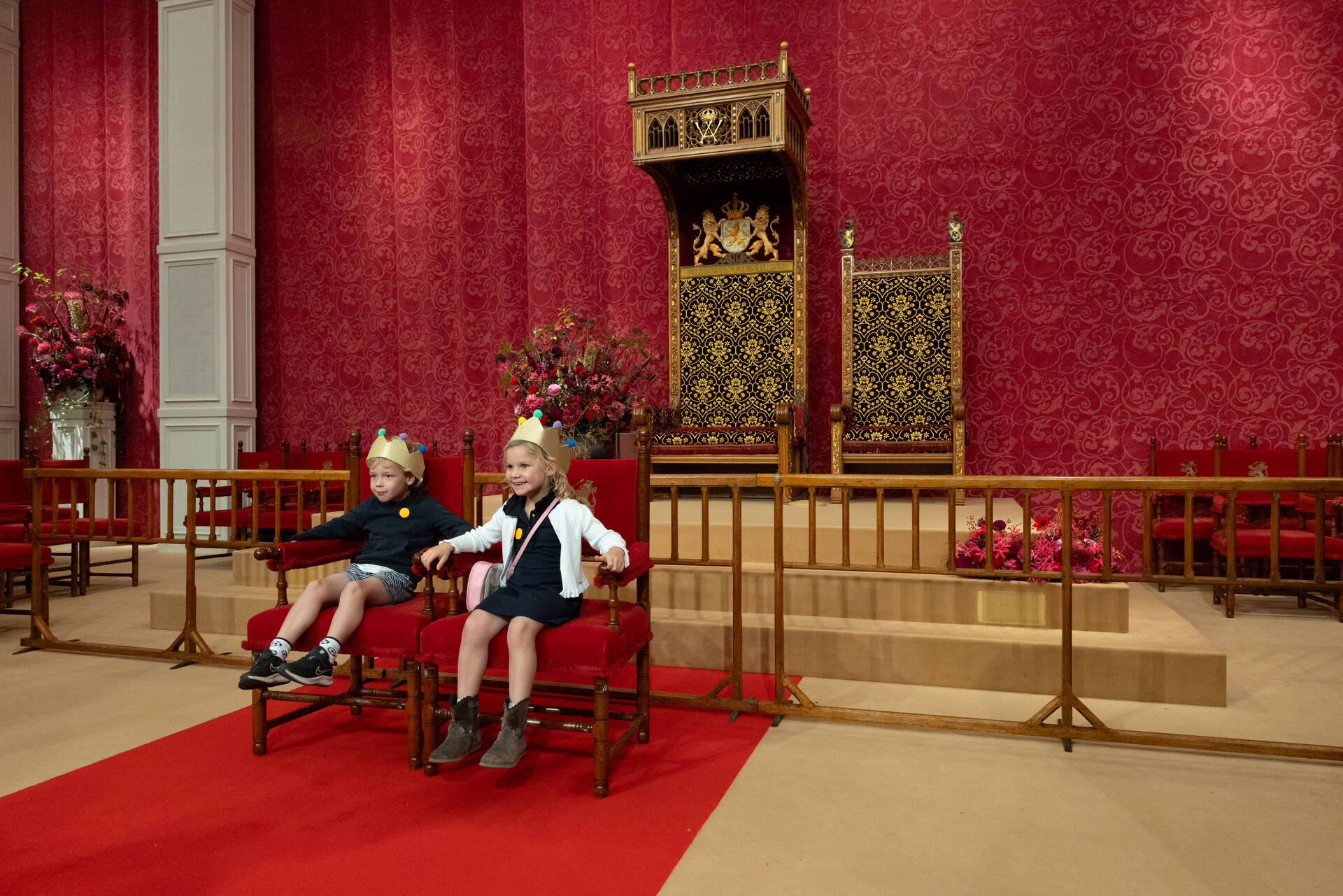 Veel mensen gingen op de foto met de tronen