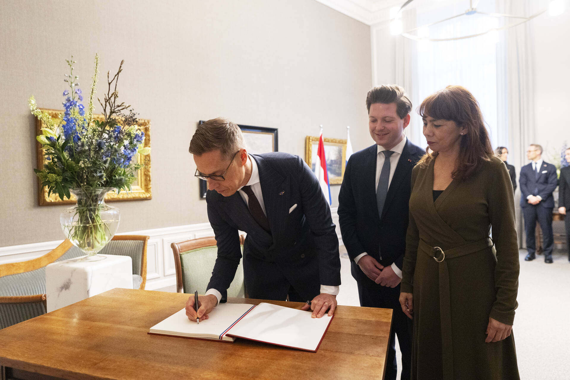 De Finse president tekent het gastenboek in bijzijn van de Kamervoorzitters