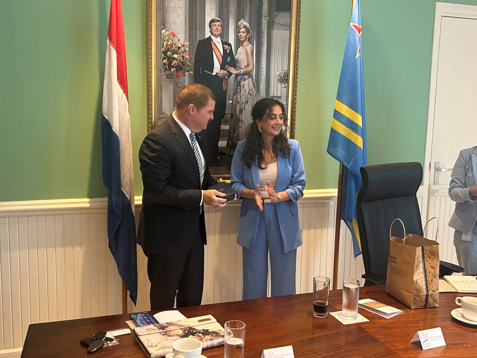 Delegatieleider Mutluer met de Arubaanse premier Eman