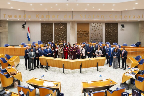 Delegaties van het Interparlementair Koninkrijksoverleg in de plenaire zaal van de Tweede Kamer