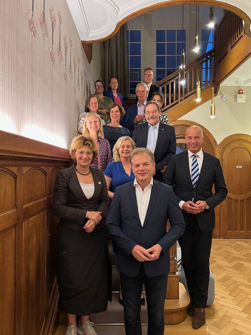 De Nederlandse delegatie met de oud-leden Pieter Omtzigt en Tiny Kox bij permanent vertegenwoordiger Tanja Gonggrijp