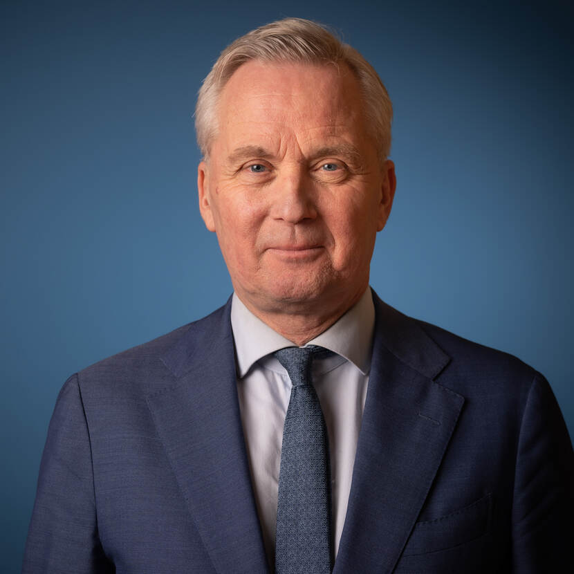 E. van der Burg  (VVD) 2