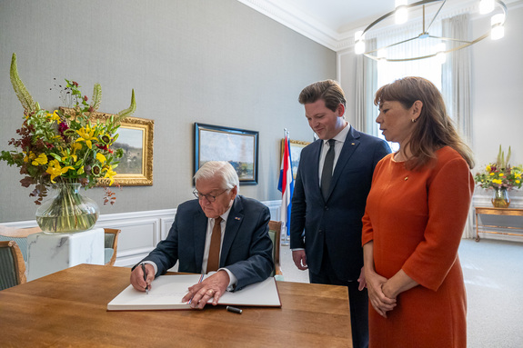 President Steinmeier tekent het gastenboek in bijzijn van de Voorzitters van de Eerste en Tweede Kamer