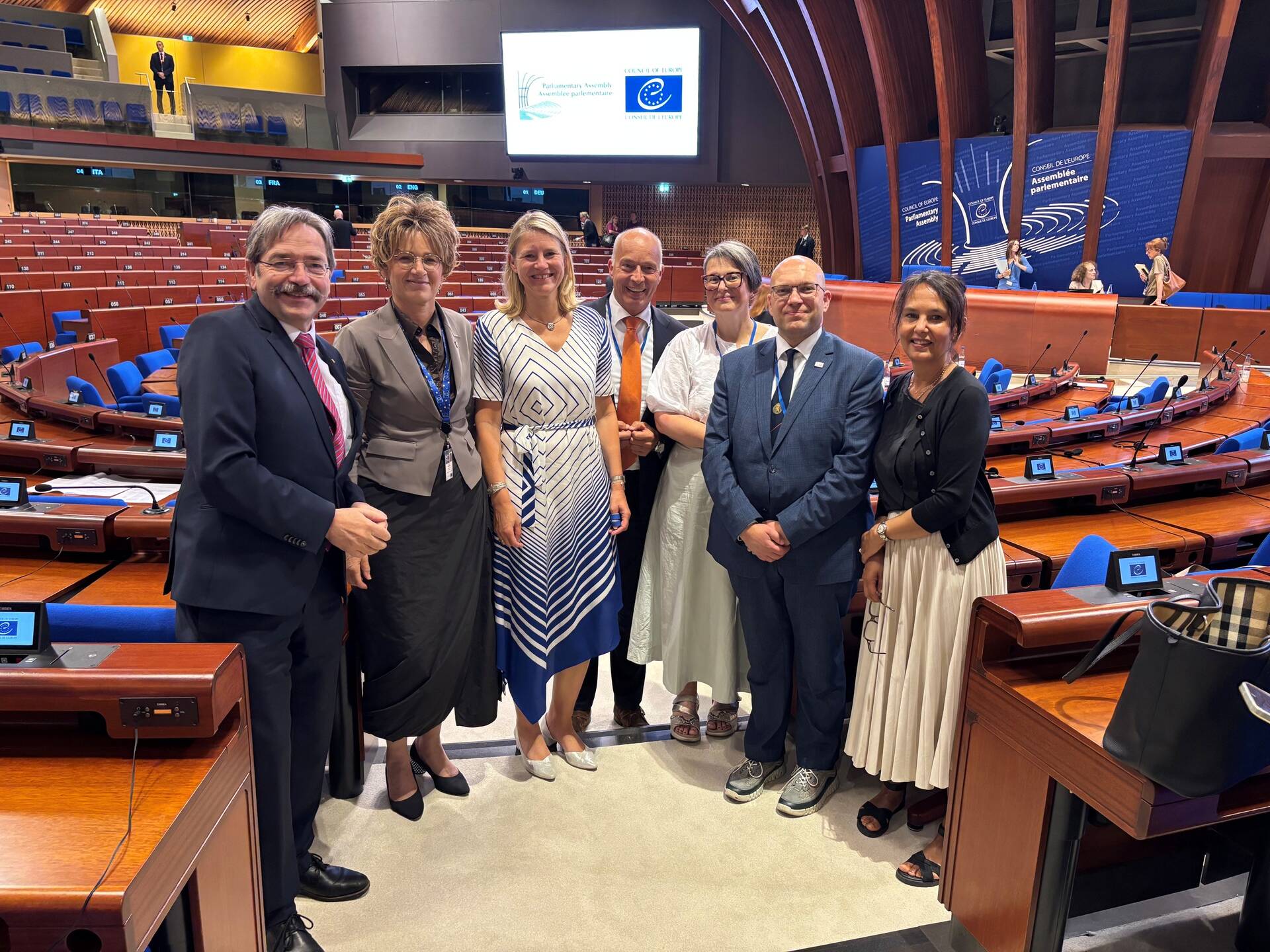 De Nederlandse delegatie met Tanja Gonggrijp, na haar verkiezing tot plaatsvervangend secretaris-generaal van de Raad van Europa