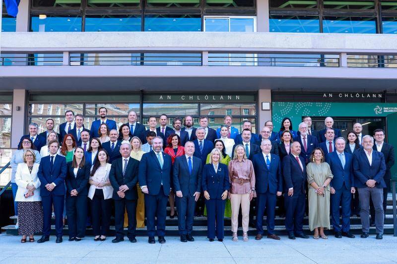 Familiefoto van de delegaties 